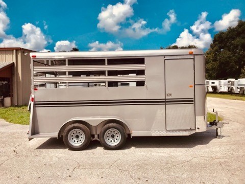 (On Order) 2022 Bee (3) horse slant load bumper pull trailer with a tack room that has saddle racks, bridle hooks and a swinging tack room wall.  The horse area has an interior height at 7' tall x 6' wide x 16' long, escape door, air flow dividers, rubber mats over wood floor and a full swinging rear door!  The exterior has two 3500lbs axles, spare tire and weighs 2700lbs.  