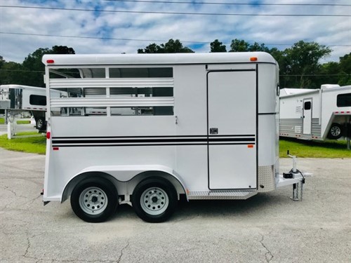 (On Order) 2022 Bee (2) horse slant load bumper pull trailer with a tack room that has saddle racks, bridle hooks and a swinging tack room wall.  The horse area has an interior height at 7' tall x 6' wide x 16' long, escape door, air flow dividers, rubber mats over wood floor and a full swinging rear door!  The exterior has two 3500lbs axles, spare tire and weighs 2500lbs.  