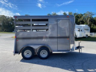 (ON ORDER)  2022 Bee (2) horse slant load bumper pull trailer with a front tack room that has saddle racks, bridle hooks and swinging tack room wall.  The horse area has an interior height at 7’ tall x 6’ wide, escape door, stock sides, rubber mats over wood floor and full swinging rear door.  The exterior has two 3500lbs axles, spare tire and weighs 2500lbs.  5 Year Warranty. 