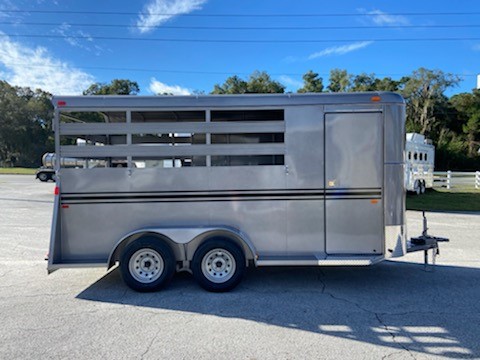  (ON ORDER) 2022 Bee (3) horse slant load bumper pull trailer with a front tack room that has saddle racks, bridle hooks and swinging tack room wall.  The horse area has an interior height at 7’ tall x 6’ wide, escape door, stock sides, rubber mats over wood floor and full swinging rear door.  The exterior has two 3500lbs axles, spare tire and weighs 2650lbs.  5 Year Warranty. 